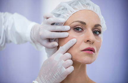 Mujer con bichectomía o armonización facial