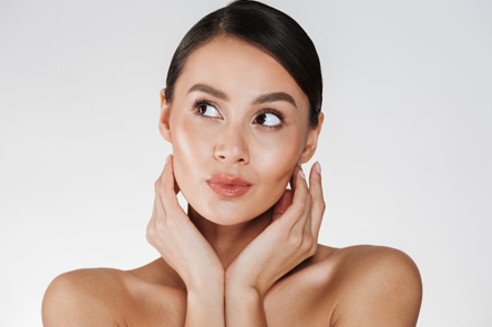 Mujer con bichectomía o armonización facial