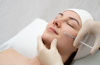 Mujer con bichectomía o armonización facial